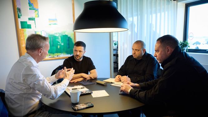 El presidente de Ucrania, Volodimir Zelenski, participa en una reunión con la firma estadounidense Swift Beat para la fabricación de drones.