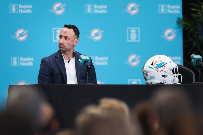 El nuevo gerente general de los Dolphins de Miami, Jon-Eric Sullivan, habla durante una conferencia de prensa, el 22 de enero de 2026.