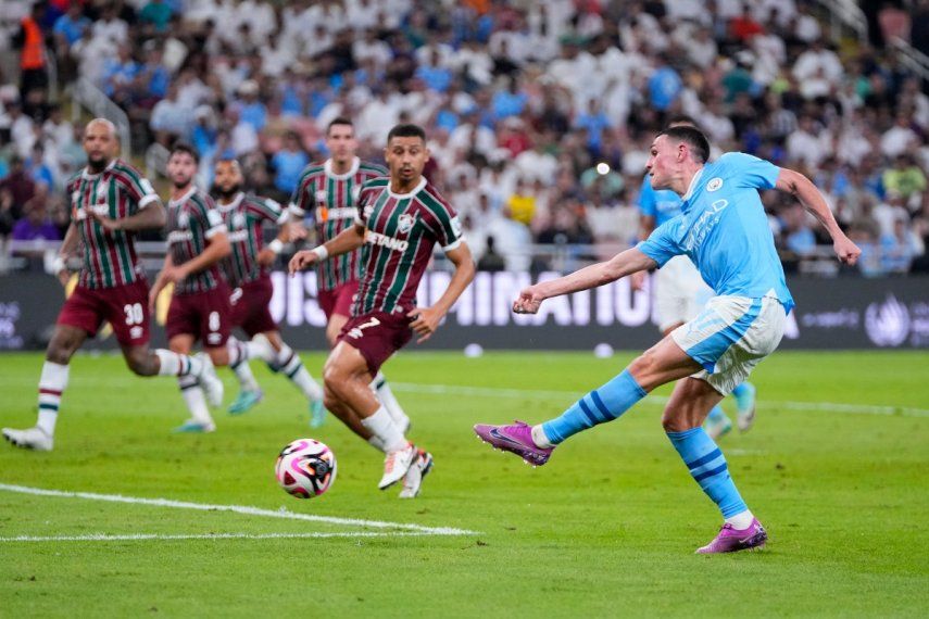 Phil Foden del Manchester City intenta tirar a gol durante la final del Mundial de Clubes ante el Fluminense en el Estadio King Abdullah Sports City en Yeda, Arabia Saudí, el viernes 22 de diciembre del 2023.