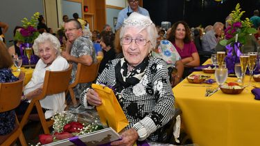 Maude Harris celebra sus 110 años, junto a amigas y compañeros en el centro para la tercera edad, en Hialeah.&nbsp;