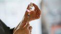 Un empleado de salud prepara una dosis de la vacuna de Moderna contra el COVID-19. Un empleado de salud prepara una dosis de la vacuna de Moderna contra el COVID-19.