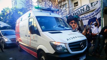 Una ambulancia traslada a Diego Maradona a la Clínica Olivos de Buenos Aires, donde fue operado el martes 3 de noviembre de 2020 (