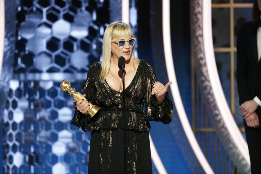 En esta foto difundida por NBC, Patricia Arquette recibe el Globo de Oro a la mejor actriz de reparto en una serie, serie limitada o pel&iacute;cula hecha para TV por The Act, el domingo cinco de enero del 2020 en Beverly Hills, California.