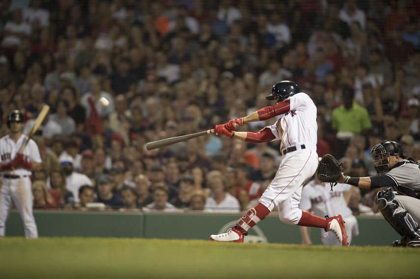 Betts, además de dar 32 cuadrangulares y remolcar 80 carreras, lideró su circuito en anotadas (129) y slugging (.640) y fue campeón bate al conectar para promedio de .346.