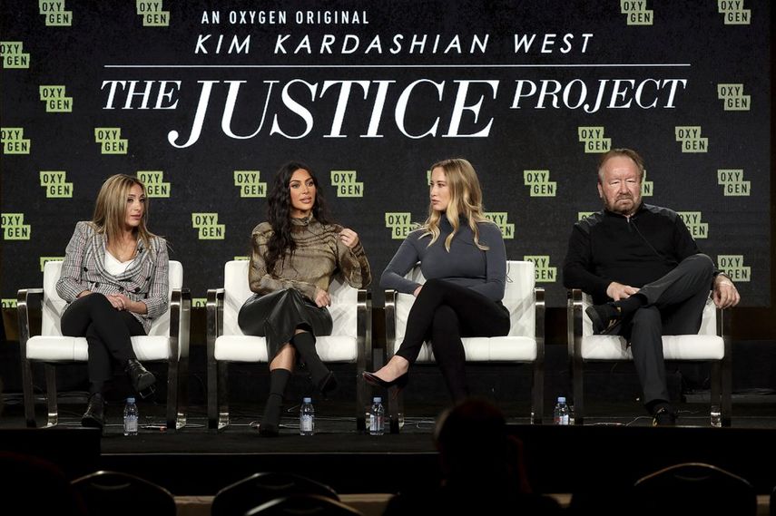 Farnaz Farjam, Kim Kardashian West, Jessica Jackson y Vince DiPersio hablando de Kim Kardashian West: The Justice Project