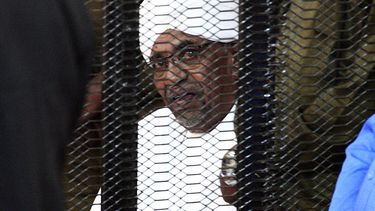 En esta foto de archivo tomada el 19 de agosto de 2019, el depuesto gobernante militar de Sudán, Omar al-Bashir, mira desde la jaula de un acusado durante la apertura de su juicio por corrupción en Jartum.