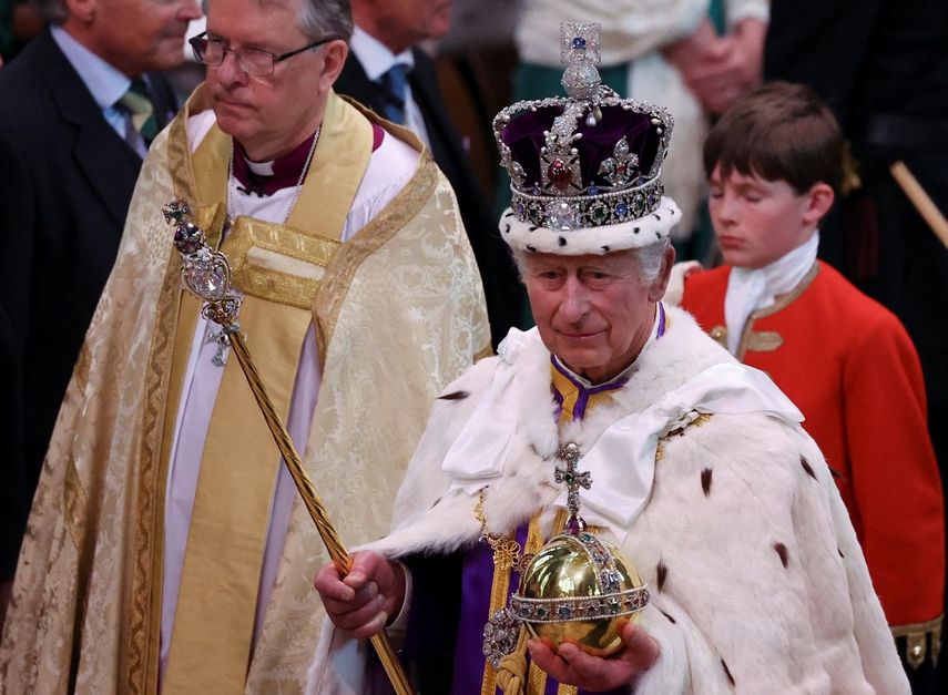 El rey Carlos III de Gran Bretaña con la corona del estado imperial sale de la Abadía de Westminster después de las ceremonias de coronación en el centro de Londres el 6 de mayo de 2023. La coronación es la primera en Gran Bretaña en 70 años.