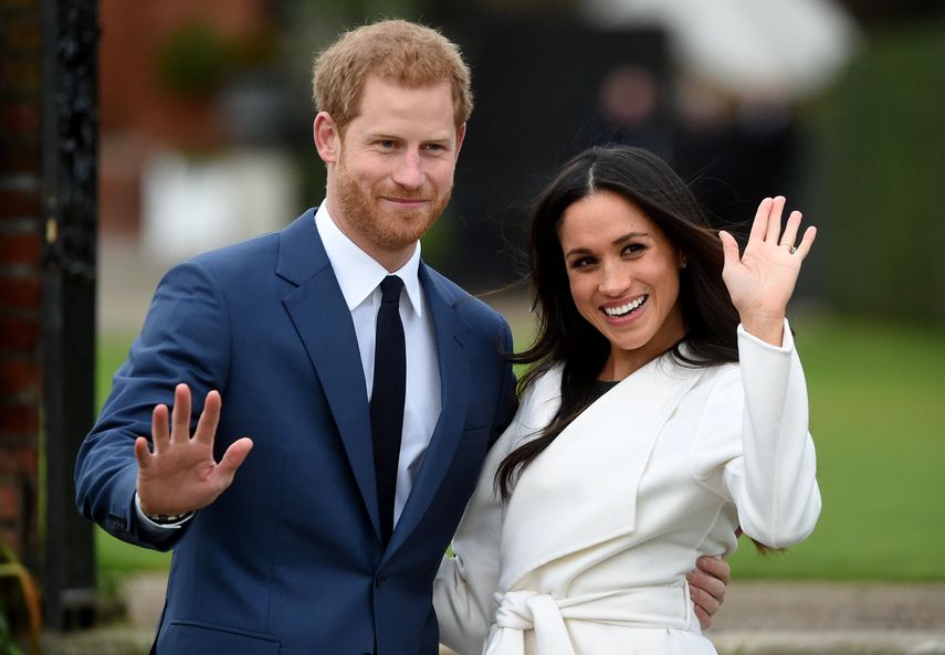 El príncipe Enríque posa junto a su prometida, la actriz estadounidense Meghan Markle, tras anunciar su compromiso en el Jardín Sunken del Palacio Kensington, en Londres (Reino Unido).