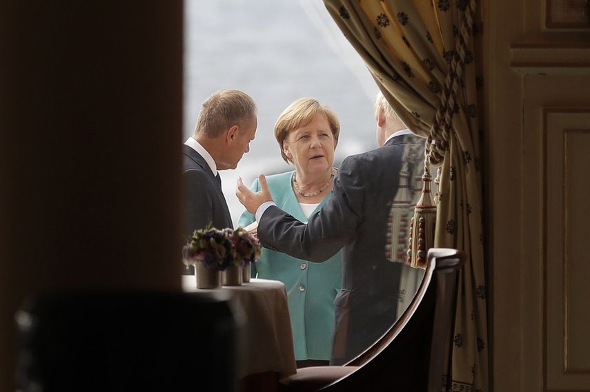 La canciller alemana Angela Merkel, al centro, habla con el presidente del Consejo Europeo, Donald Tusk, a la izquierda, y con el primer ministro británico, Boris Johnson, durante una reunión de coordinación del Grupo de los Siete en el Hotel du Palais en Biarritz, Francia, el sábado 24 de agosto de 2019. 