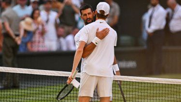 Jannik Sinner (der.) de Italia saluda a Novak Djokovic de Serbia después de ganar su partido de semifinales de Wimbledon&nbsp;
