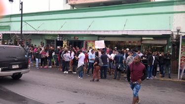 Vista de un grupo de cubanos varados en Nuevo Laredo.