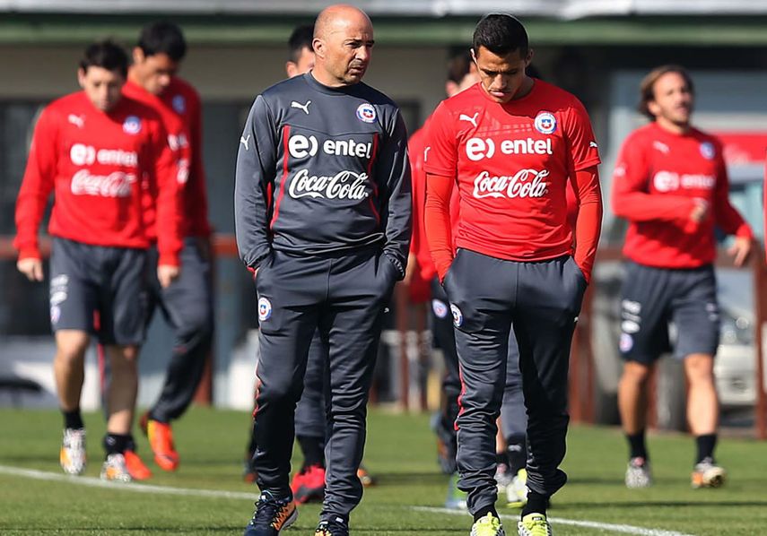 Sampaoli tuvo que parar las actividades hasta retirar el artefacto (foto EFE)
