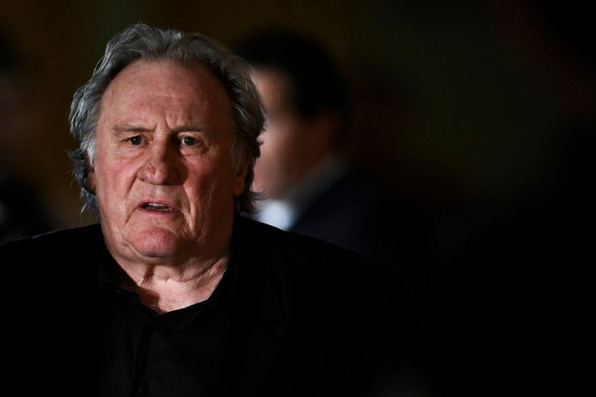 El actor francés Gérard Depardieu sale del juicio, en el que se le acusa de abusar sexualmente de dos mujeres durante un rodaje en 2021, ante el Tribunal Penal de París, el 24 de marzo de 2025.&nbsp;