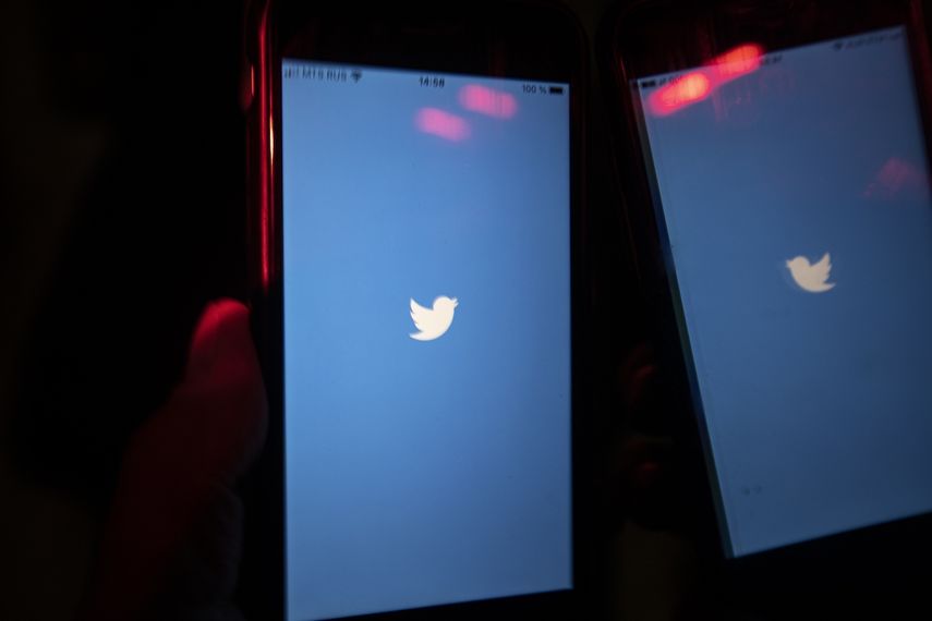 En esta fotografía del miércoles 10 de marzo de 2021, se muestra la pantalla de inicio de Twitter en un teléfono, en Moscú.&nbsp;