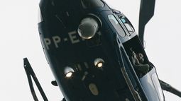 Un agente de polic&iacute;a sostiene su arma en un helic&oacute;ptero que sobrevuela el puente Niteroi R&iacute;o, Brasil, martes 20 de agosto de 2019.&nbsp;