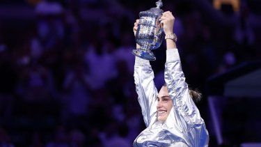 La bielorrusa Aryna Sabalenka posa con el trofeo después de derrotar a la estadounidense Amanda Anisimova durante su partido final de tenis individual femenino en el día catorce del torneo de tenis US Open en el Centro Nacional de Tenis Billie Jean King de la USTA en la ciudad de Nueva York, el 6 de septiembre de 2025.&nbsp;