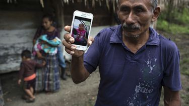 Domingo Caal Chub, de 61 a&ntilde;os, sostiene un tel&eacute;fono en el que muestra una foto de su nieta Jakelin Amei Rosmery Caal Maquin, en Raxruha, Guatemala. La ni&ntilde;a de 7 a&ntilde;os falleci&oacute; en un hospital de Texas, dos d&iacute;as despu&eacute;s de ser detenida por los agentes de la Patrulla Fronteriza de Estados Unidos.&nbsp;