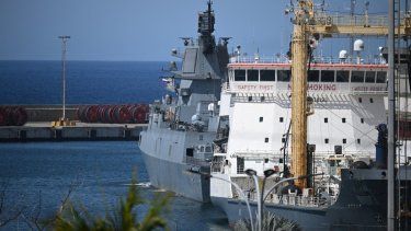 La fragata de clase Almirante Gorshkov (izquierda) y el petrolero Academic Pashin, parte del destacamento naval ruso que visita Venezuela, llegan al puerto de La Guaira el 2 de julio de 2024.
