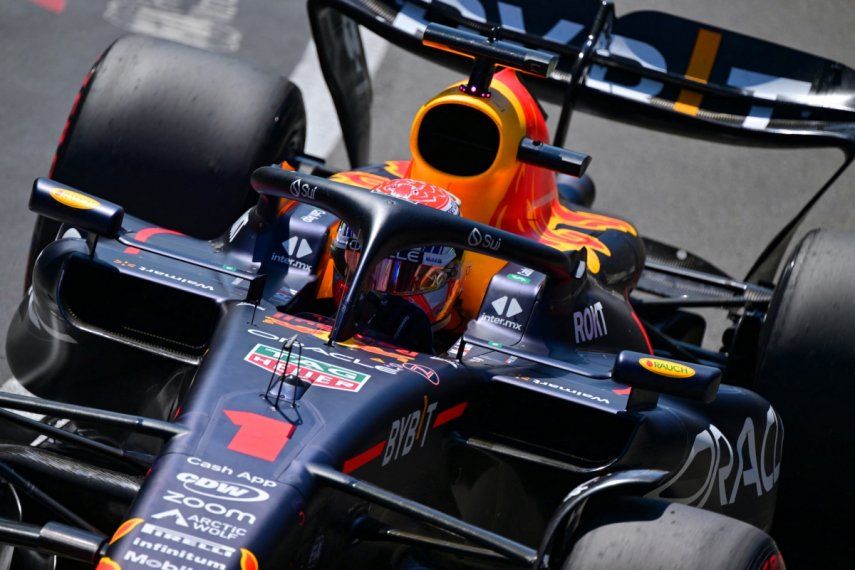 El piloto holandés de Red Bull Racing, Max Verstappen, conduce durante la primera sesión de práctica antes del Gran Premio de Gran Bretaña de Fórmula 1 en el circuito de carreras de Silverstone en Silverstone, en el centro de Inglaterra, el 7 de julio de 2023. &nbsp;