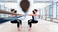 Una pelota y una brarra de ballet: no hace falta mucho más para entrenar los músculos.