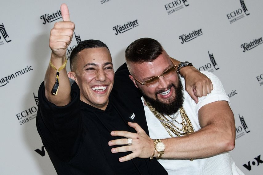los raperos alemanes Kollegah&nbsp;y&nbsp;Farid&nbsp;Bangposan posan en la alfombra roja de la edición 27 de los Premios Echo de la Música.&nbsp;