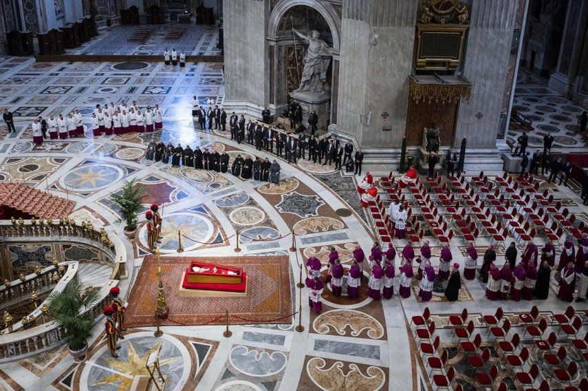 Llegada del féretro del Papa Francisco I a la Basílica de San Pedro, a 23 de abril de 2025, en Ciudad del Vaticano. El féretro del Papa Francisco, fallecido el pasado 21 de abril a los 88 años, se encuentra en la Basílica Papal de San Pedro en el Vaticano para ser velado, tras ser trasladado desde la capilla de la residencia de Santa Marta. A la llegada del féretro a la Plaza de San Pedro se han podido escuchar aplausos que salían de entre los cerca de 20.000 fieles congregados para despedir al Papa. Llegada del féretro del Papa Francisco I a la Basílica de San Pedro, a 23 de abril de 2025, en Ciudad del Vaticano. El féretro del Papa Francisco, fallecido el pasado 21 de abril a los 88 años, se encuentra en la Basílica Papal de San Pedro en el Vaticano para ser velado, tras ser trasladado desde la capilla de la residencia de Santa Marta. A la llegada del féretro a la Plaza de San Pedro se han podido escuchar aplausos que salían de entre los cerca de 20.000 fieles congregados para despedir al Papa.