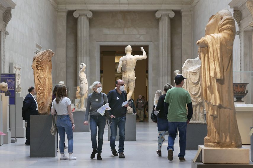 En esta foto de archivo del 10 de marzo de 2020, gente con mascarillas recorre el Museo Metropolitano de Arte de Nueva York. EEUU devuelve a China esculturas incautadas en el museo.