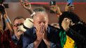 El presidente electo de Brasil por el izquierdista Partido de los Trabajadores (PT), Luiz Inacio Lula da Silva, saluda a sus partidarios en la avenida Paulista después de ganar la segunda vuelta de las elecciones presidenciales