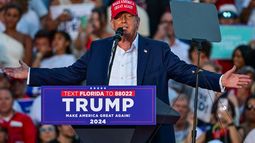 El expresidente Donald Trump durante el acto de campaña de este martes en Doral.