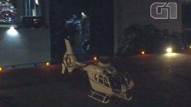 Varios agentes guiaron a Lula para trasladarlo a Curitiba desde la sede de la Policía Federal de Sao Paulo.