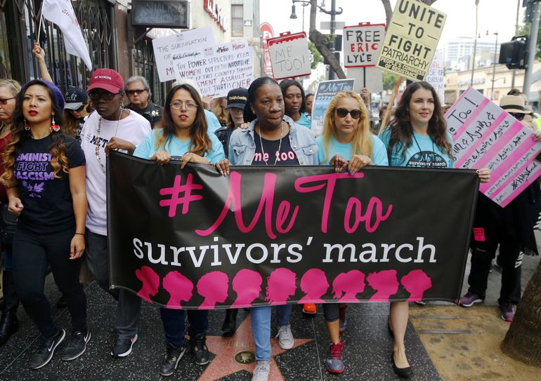 Marcha de apoyo al movimiento #MeToo del 1 de noviembre del 2017 en Los Angeles. En los cuatro a&ntilde;os que pasaron desde su nacimiento, el movimiento ha ayudado a muchas mujeres a denunciar el abuso sexual a los que fueron v&iacute;ctimas.