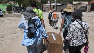 &nbsp;Activistas, líderes religiosos y miembros de la comunidad iniciaron este lunes la Caminata del Migrante, un recorrido anual por la ruta que siguen los inmigrantes indocumentados en el&nbsp;desierto&nbsp;de Arizona que tiene como fin recordar a los miles que han fallecido en el intento.