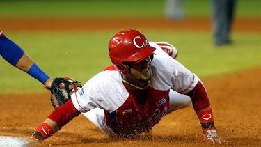 Yulieski Gurriel de Ciego de Ávila de Cuba, queda out en primera base en el juego contra los Cangrejeros. (EFE)