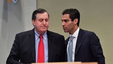 El comisionado Joe Carollo (izq.) y el alcalde de la ciudad, Francis Suárez, durante la sesión de la Comisión de Miami, este jueves 14 de diciembre de 2017.