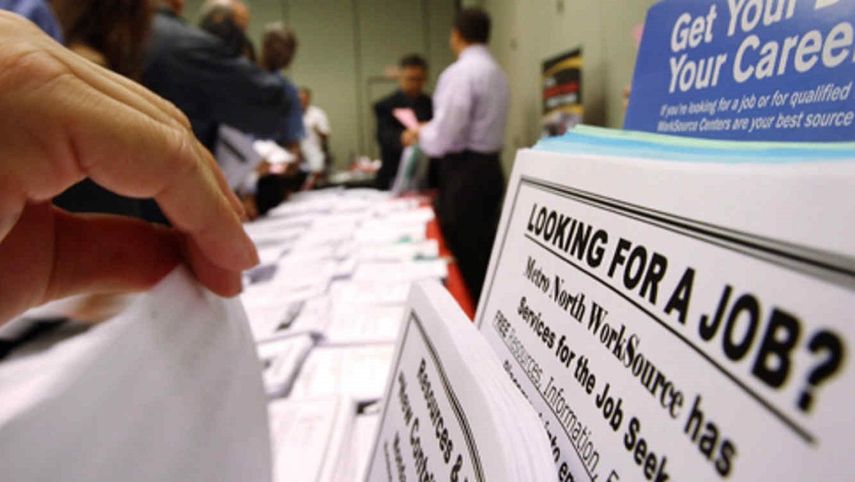 En cuanto a los salarios, las cifras oficiales muestran que el promedio por hora aumentó 12 centavos, alcanzando los 26.55 dólares.