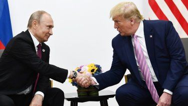 El presidente Donald Trump (der.) saluda a su homólogo ruso, Vladimir Putin, durante una reunión del G20 en Osaka, Japón, el 28 de junio de 2019.
