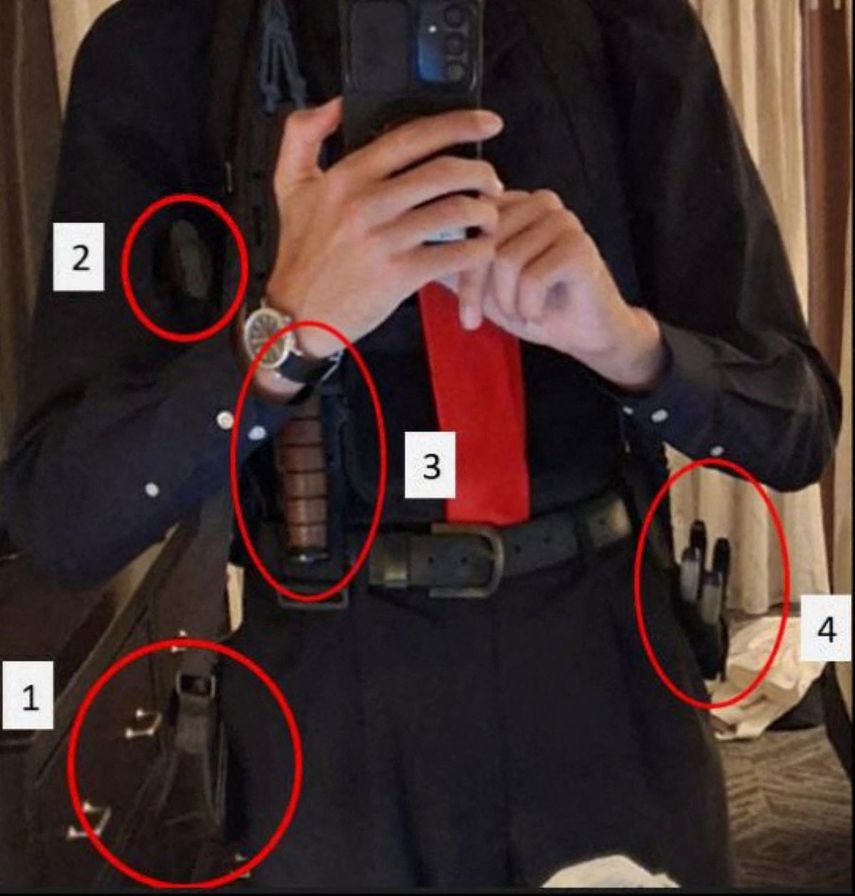 La foto que el acusado Cole Allen se tomó a sí mismo en un espejo aproximadamente a las 8:03 p. m. ET mientras se encontraba en su habitación del hotel Washington Hilton en Washington, DC, el 25 de abril de 2026, en la que se observa una pequeña bolsa de cuero consistente en apariencia con la bolsa llena de munición (artículo 1), un portaherramientas para el hombro (artículo 2), un cuchillo enfundado consistente en apariencia con uno de los cuchillos que posteriormente se recuperaron (artículo 3), y alicates y cortadores de alambre consistentes que posteriormente se recuperaron de su persona tras su detención (artículo 4).