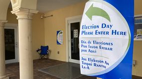 Un letrero anuncia la entrada a un colegio electoral en Miami.