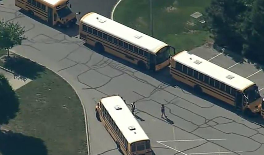 Los alumnos fueron evacuados en autobuses.&nbsp;