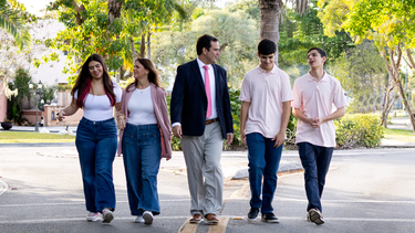 Rafael Rosado (centro) camina por una calle de Miami