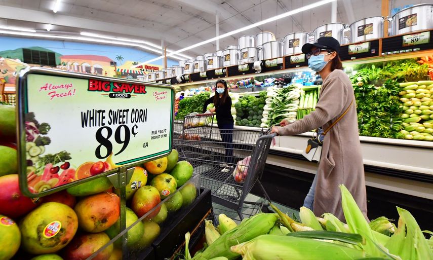 Personas realizan compras en un supermercado en california