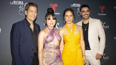 Los actores Pêpê Rapazote, Isabella Sierra, Kate del Castillo y Lincoln Palomeque posan en la alfombra roja del estreno de La reina del sur 3 en Miami.