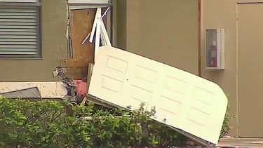 La mujer utilizó una puerta como barricada para enfrentarse a la Policía.