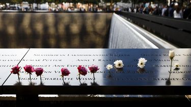 Flores colocadas en la zona cero en homenaje a las víctimas de los atentados en ese lugar el 11 de septiembre de 2001, con motivo del decimosexto aniversario de los ataques, en Nueva&nbsp;York, Estados Unidos, hoy, 11 de septiembre de 2017. Estados Unidos sufrió el mayor atentado terrorista de su historia con casi tres mil muertos hace hoy 16 años. Las Torres Gemelas de Nueva&nbsp;York&nbsp;quedan reducidas a escombros tras el impacto de dos aviones de pasajeros, secuestrados por un comando de Al Qaeda. El Pentágono fue impactado por otra aeronave y un cuarto avión se estrelló en Pensilvania