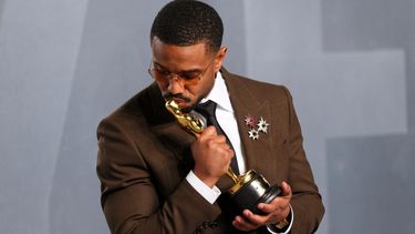 El actor estadounidense Michael B. Jordan sostiene el Óscar al Mejor Actor Protagonista por «Sinners» mientras asiste a la fiesta de los Óscar de Vanity Fair en el Museo de Arte del Condado de Los Ángeles (LACMA), en Los Ángeles, el 15 de marzo de 2026.