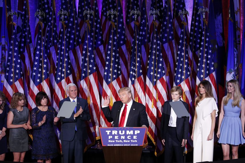 El candidato republicano a la Presidencia, Donald Trump da un discurso durante la fiesta electoral organizada en el New York Hilton Midtown, Nueva York 