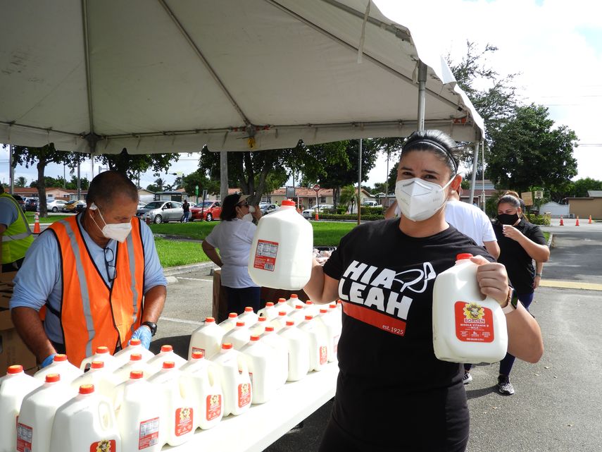 Voluntario de Hialeah distribuye alimentos.