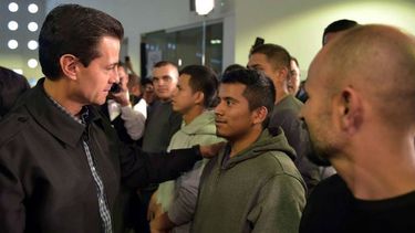 El presidente mexicano Enrique Peña Nieto recibió a 135 deportados de los EEUU en el aeropuerto de Ciudad México, este martes 7 de febrero de 2017.