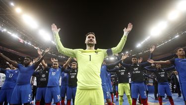 Jugadores de&nbsp;Francia celebran su triunfo ante&nbsp;Bielorrusia que le permitió liderar el Grupo A.&nbsp;