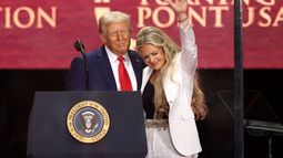 El presidente Donald J. Trump junto a la viuda de Charlie Kirk en la ceremonia de homenaje al líder conservador asesinado.&nbsp;